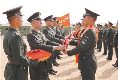 连队在驻训场举行仪式，欢迎受阅官兵载誉归来。