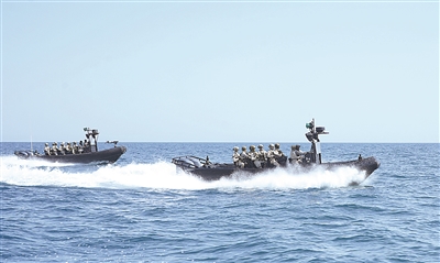 中沙参训队员搭乘突击艇前出任务海域，开展海上营救训练。何卫国摄