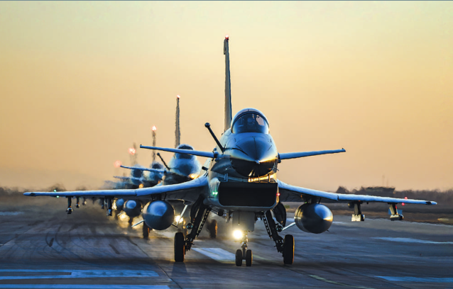 该旅开展飞行训练。谭巳成摄