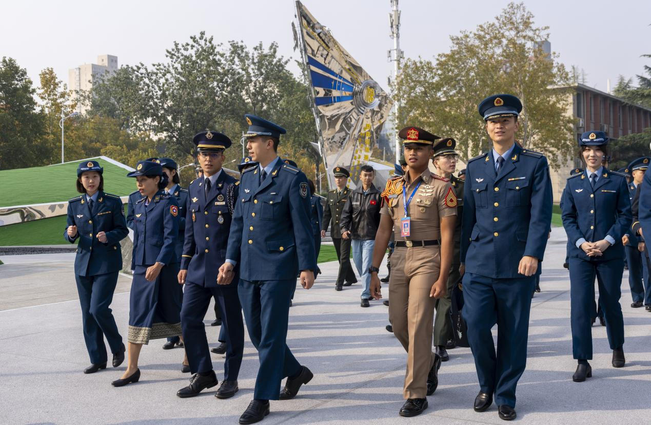 11月3日，学员们一起参观校园。人民网记者 唐宋摄