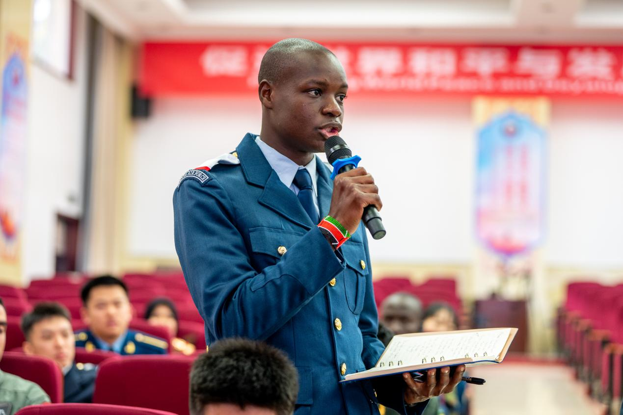 11月4日，空军第六届国际学员周举办专题讲座及研讨交流活动，外军学员就讲座内容提问。陈蒙摄