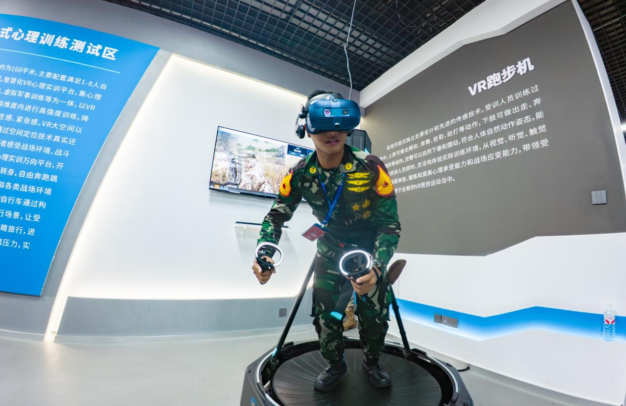 11月5日，在心理行为训练中心，外军学员正在体验虚拟训练设备。陈蒙摄
