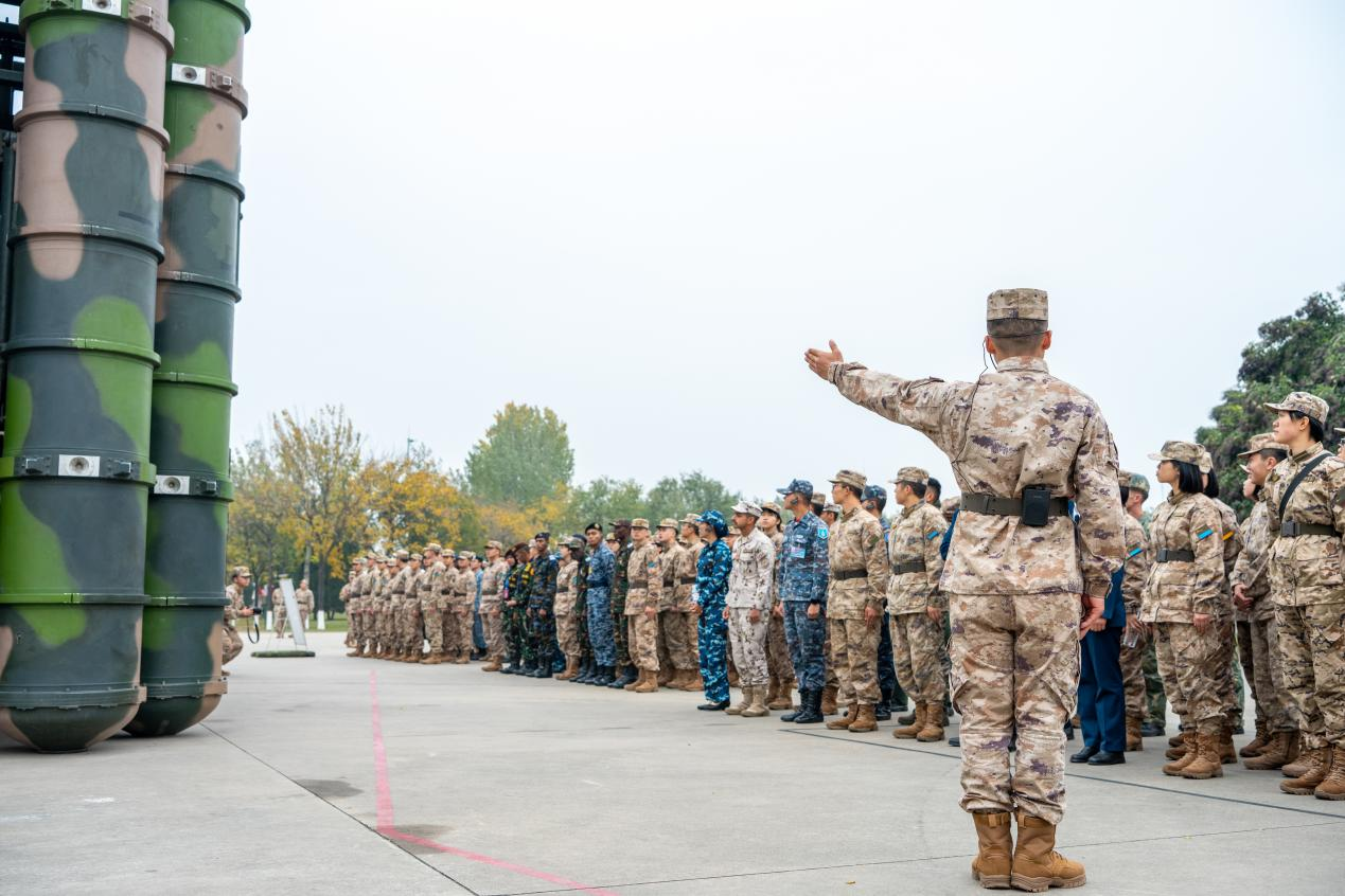 11月5日，空军第六届国际学员周学员前往驻地部队参观我军武器装备。陈蒙摄
