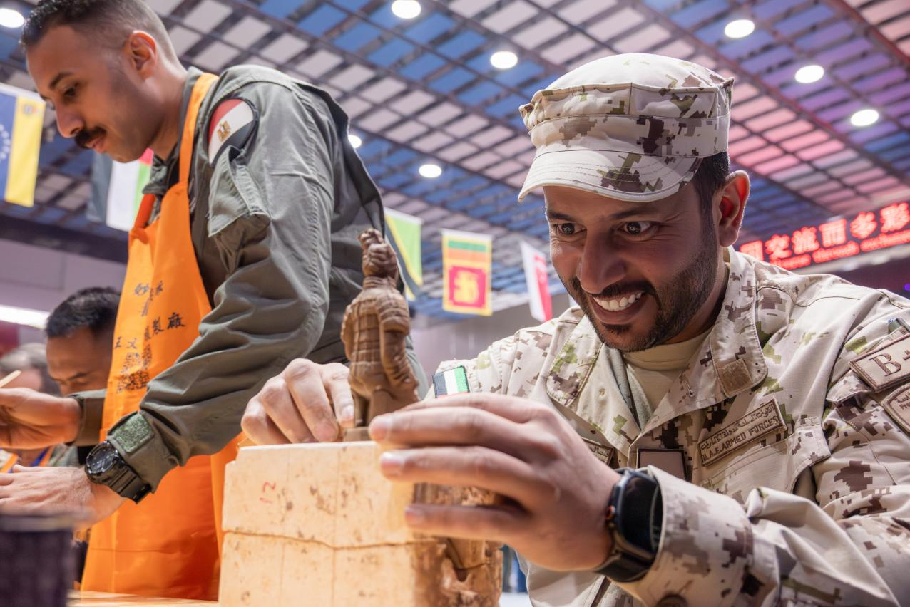 11月6日，空军第六届国际学员周组织外国学员体验中国传统文化，图为外军学员正在体验泥塑文化。陈蒙摄
