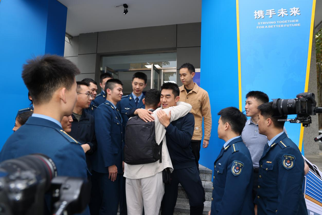 11月8日，空军第六届国际学员周结束，中外学员相拥告别。陈蒙摄