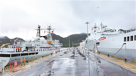 靠泊在金兰港码头的中国海军编队舰船。段振军摄