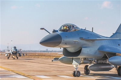 近日，空军航空兵某旅组织飞行训练。图为战机滑行。许 霖摄