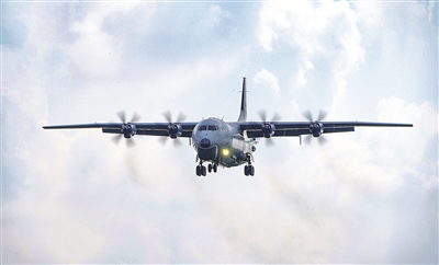 冬日，海军航空兵某部开展飞行训练。秦钱江摄