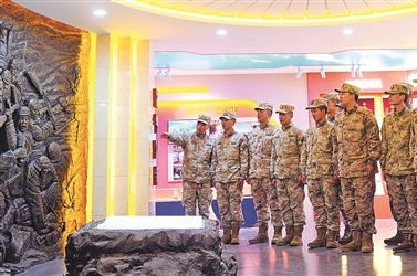 第81集團軍某旅“鬆骨峰特功連”組織官兵參觀連史館(資料照片)。何鵬剛攝