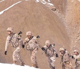 新疆河尾滩边防连,官兵在高原巡逻。