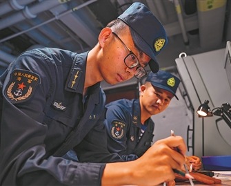 官兵进行海图作业。杨云翔摄