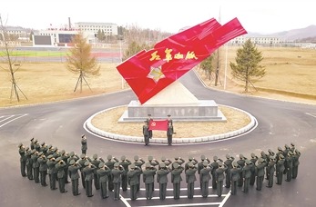 第79集團軍某旅組織黨員干部重溫入黨誓詞。唐鵬程攝