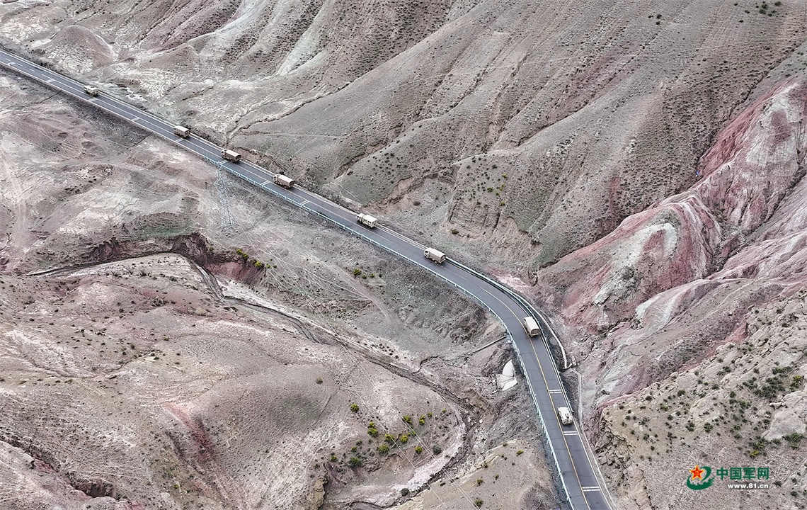 冬日，陆军某团开展机动训练。曾存军摄