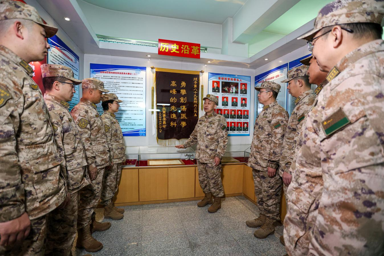 博士團隊在榮譽面前回望初心使命。劉雨辰攝