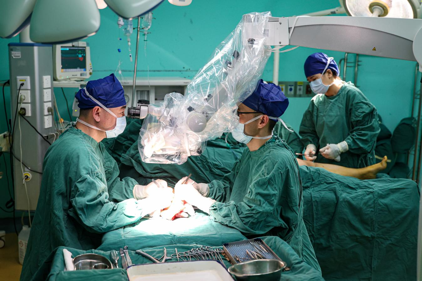 博士團隊合力救治病患。劉雨辰攝