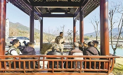 国防教育宣讲员在凉亭为群众宣讲。李寅摄