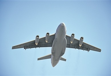 冬日，空军航空兵某团组织飞行训练。 本报记者 穆瑞林摄