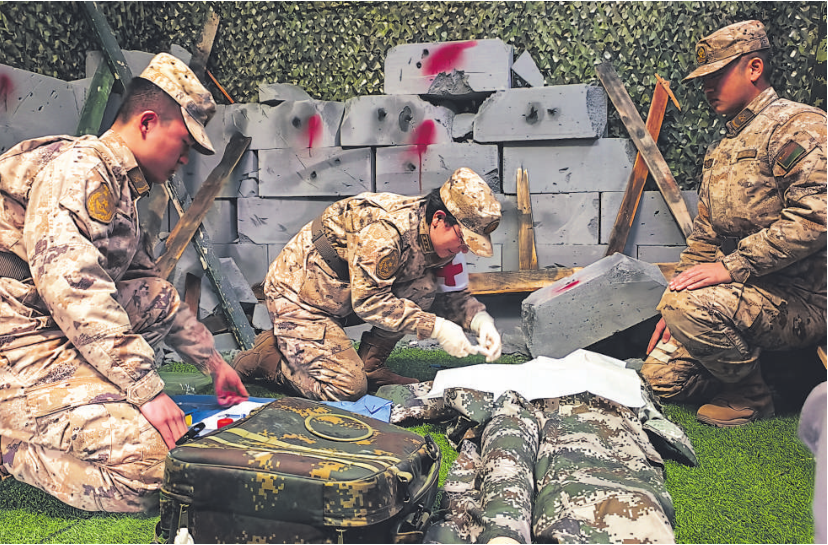 博士团队成员在野战医疗所进行救护训练。本报特约记者 张永进摄