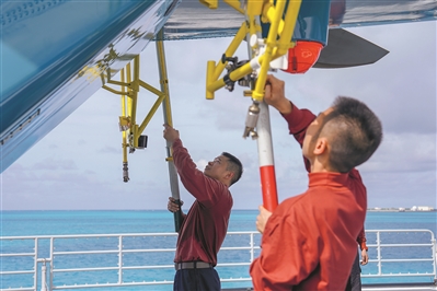 机务东说念主员爱戴装备。孙铭垚摄