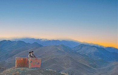 图②:该连在高原驻训,官兵在哨点执勤。