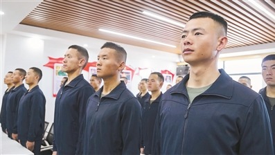 图③:镜头这边,官兵仔细聆听老指导员回忆往昔。