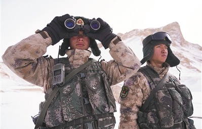 图④:哨兵在雪山上瞭望。