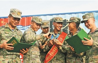 舟师某部二级上士金磊（右三）比武转头，与战友相易比武心得。赵德远摄