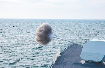 初春,海军某支队开展实弹射击训练。本报特约记者 王泽洲 摄