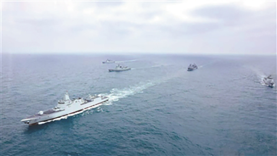 安庆舰（左一）在训练中。韦陈平摄