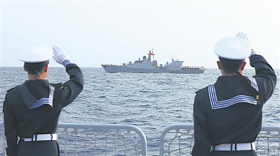 中方官兵列队与越方官兵挥手告别。贾晓鹏摄
