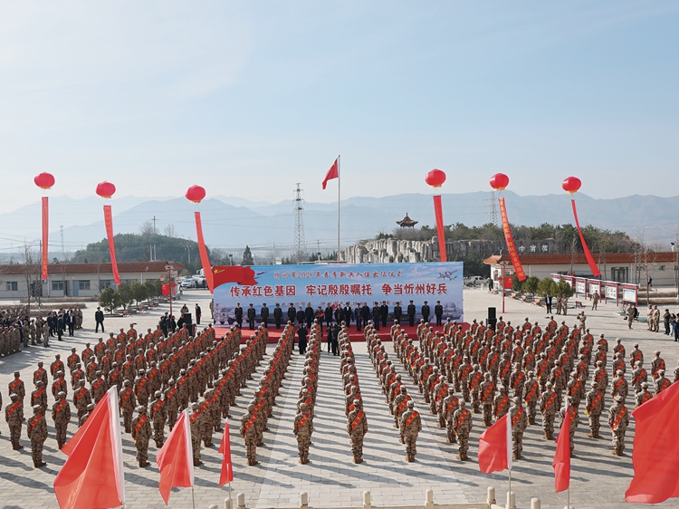 山西省忻州军分区举行送新兵活动。 边靖泽摄