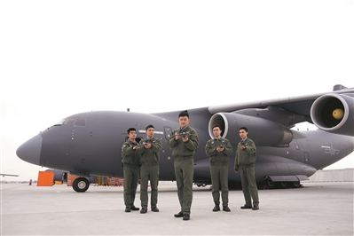 一位副政治教導員（中）結合飛行數據與飛行員開展訓練復盤。李希鑫、蘭爾文攝