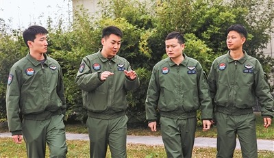 一位副政治教導員（左二）與飛行員交流談心。李希鑫、蘭爾文攝