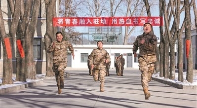 新兵连时，该支队三个张硕一起进行短跑竞赛（左一为现崇信中队张硕，中间为现崆峒中队张硕，右一为现庄浪中队张硕）。邹佳君摄