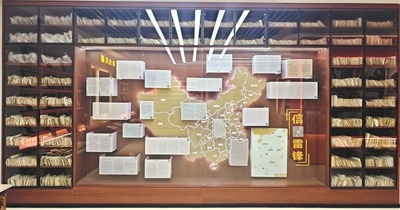 “雷鋒班”所在連隊榮譽室裡的信件展櫃。楊至武攝