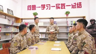 “雷鋒班”戰士學習來信內容。楊至武攝
