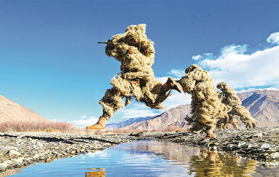 新疆軍區某團防空分隊實彈射擊訓練影像