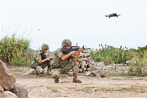 该旅机务兵练习无人机操作。 林铭鑫摄