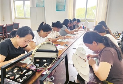 军嫂们在“夏日绽放·巧手芳华”拥军手工班学习制作胸针等手工制品股票配资平台。刘彩霞摄