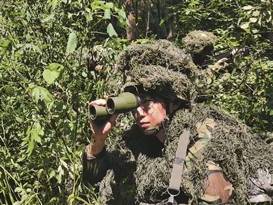 官兵潜伏侦察线上靠谱正规配资。本报特约记者 汪学潮摄