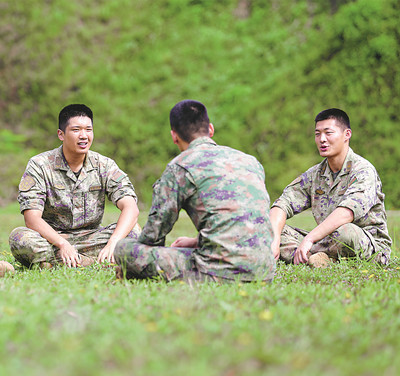 魏邦耀（左一）与战友们交流军事建模心得。吴昊原摄