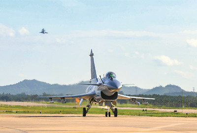 近日，空軍某部組織飛行訓練。李源龍攝