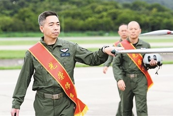 老飞行员向战鹰深情告别股票配资平台。张梓涵摄