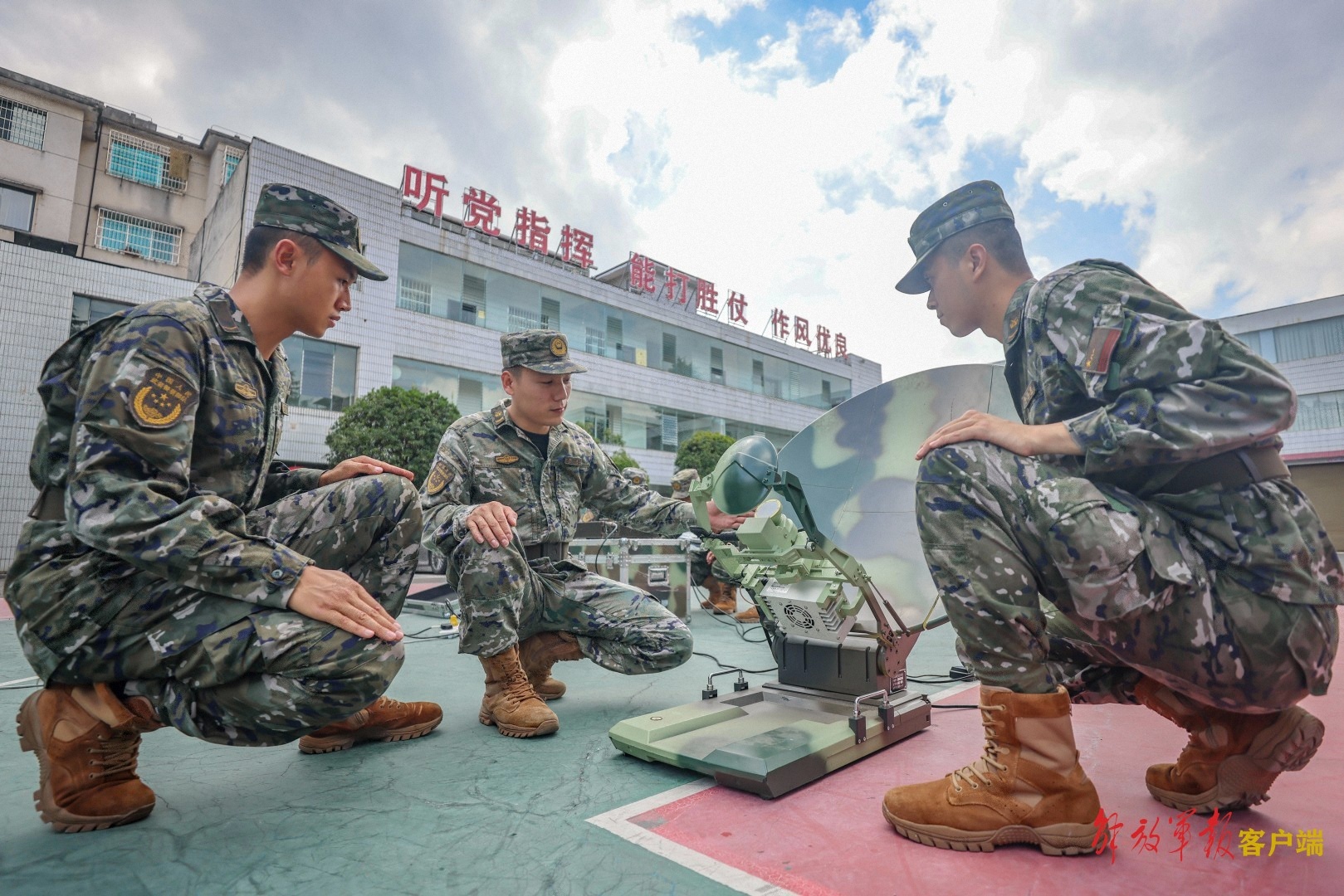 即将退役的老兵向战友讲解卫星通信装备操作规范，细致传授通信设备架设、调试实操方法。