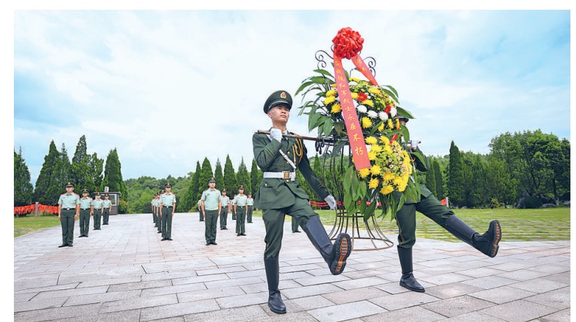 武警桂林支队全州中队组织官兵赴红军长征湘江战役纪念园凭吊广场，向革命先烈敬献花篮。许书灿摄