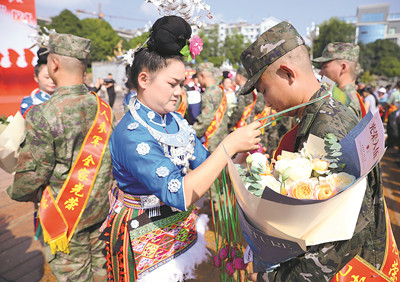 贵州各地秋季送新兵入伍剪影。