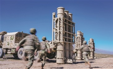 该旅官兵奔向战位。童日武摄