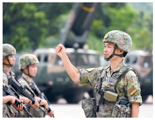 张武松在训练场为官兵鼓劲打气配资平台下载。本报记者  穆瑞林摄