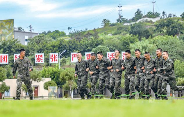 武警重庆总队新兵团组织开展适应性训练