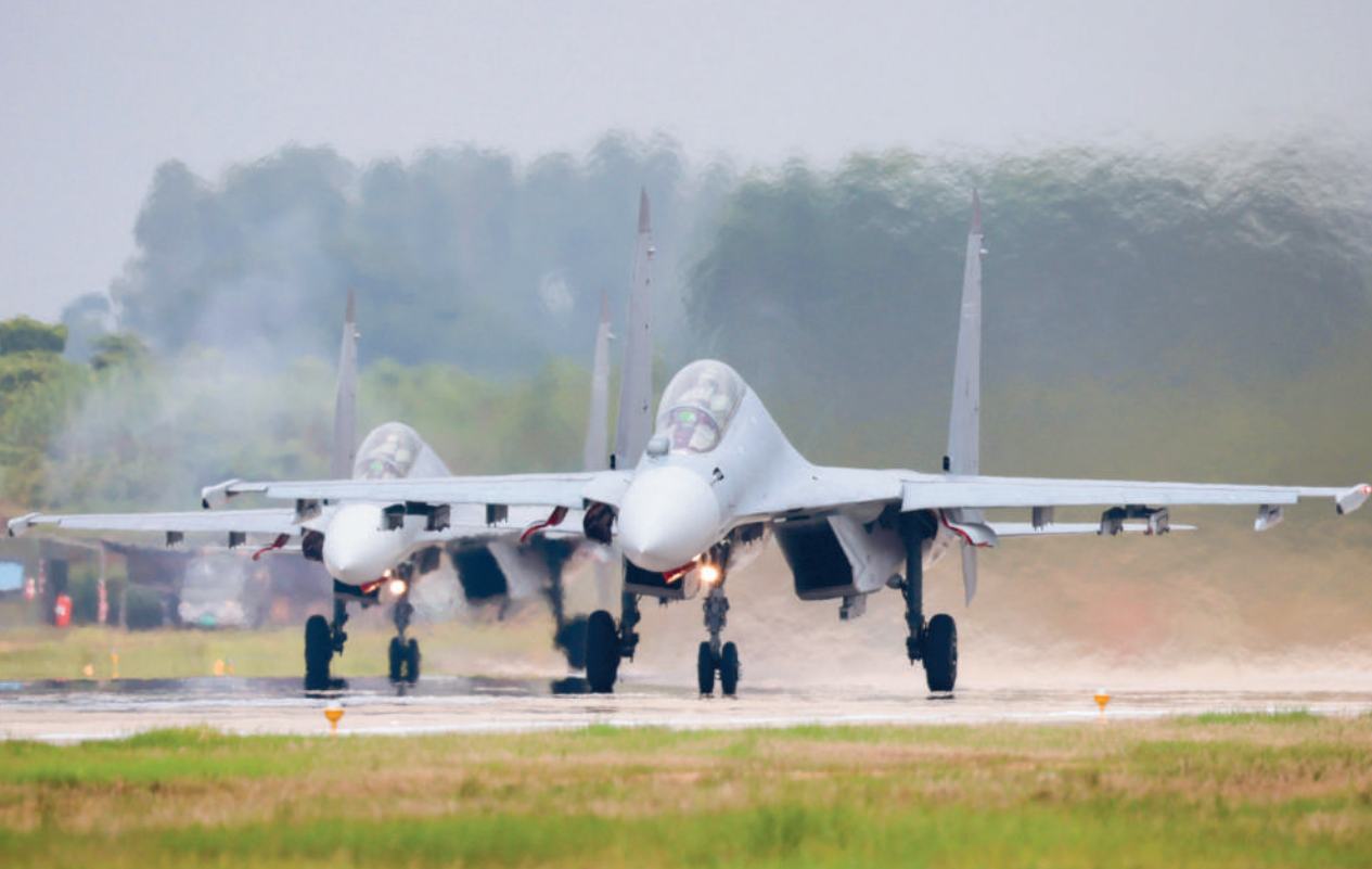 空军某部组织飞行训练